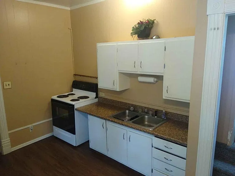100 Franklin Ave #2 — Photo 2