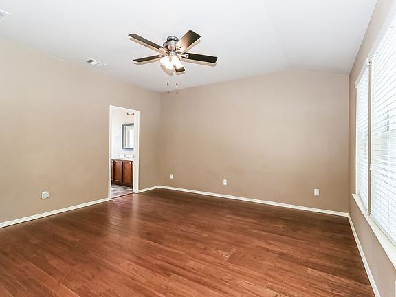 3rd image of 400 Bandstand Ln