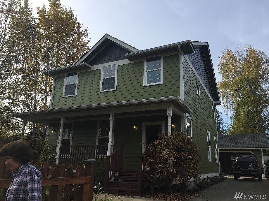 1st image of 917 Fairview St NE
