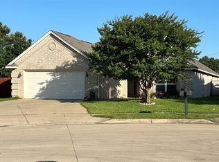 3213 Riverlakes Dr, Fort Worth, TX 76111