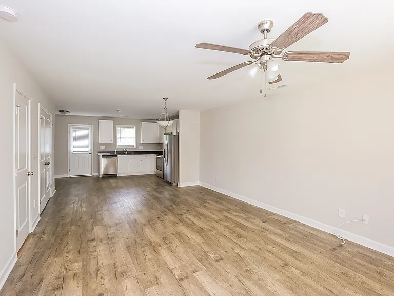142 Rowan St S — Photo 3