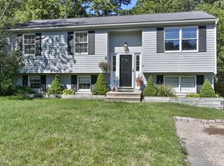 77 Handy Rd, Pocasset, MA 02559