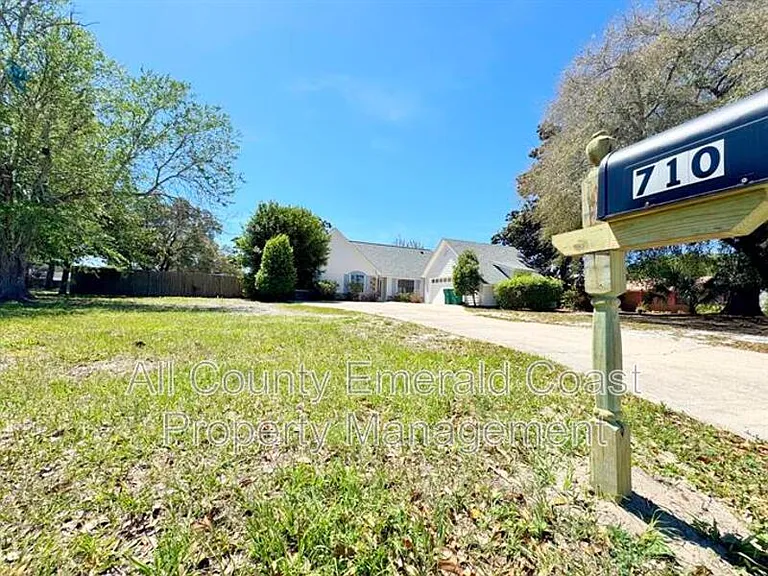 710 Swan Ln — Photo 4