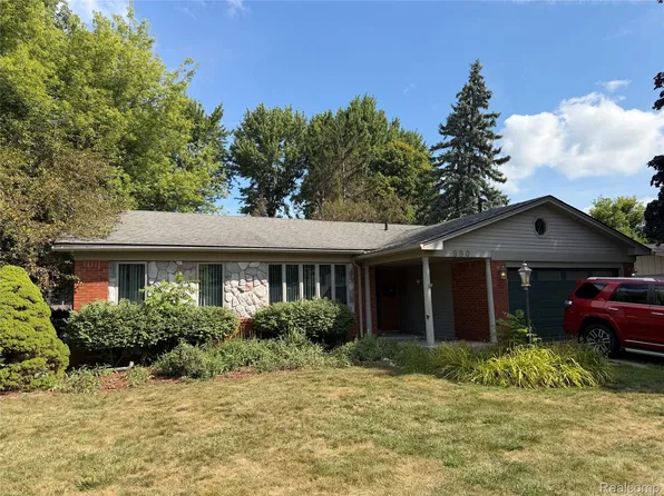 990 Huntsford Rd, Troy, MI 48084
