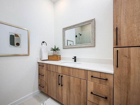 4th image of 719 E Locust St #1105