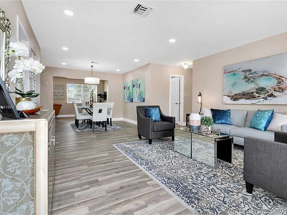 4th image of 560 SE 3rd Ave #0