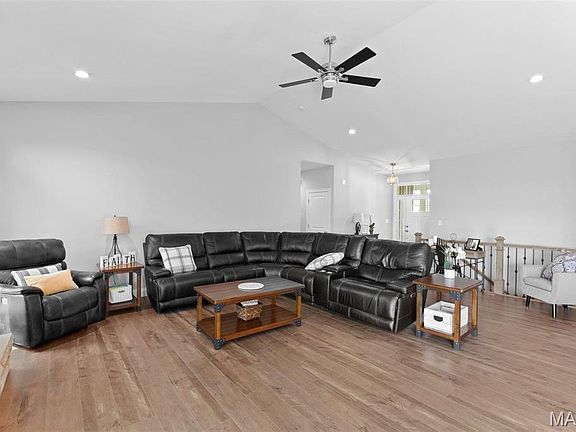 4th image of 1427 Riverdale Manor Dr
