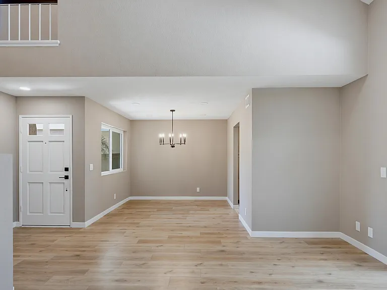 54 Sandalwood — Photo 11