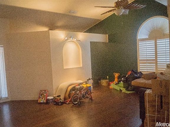 5th image of 108 Garrett Dr