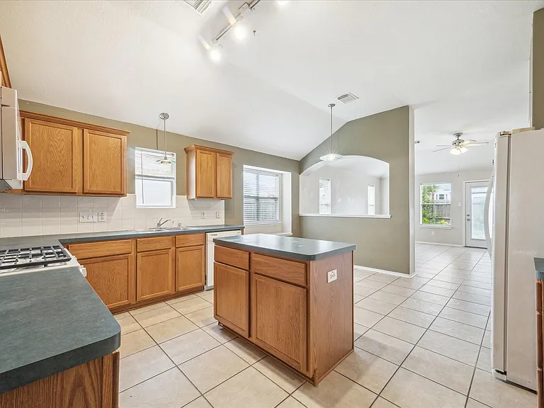 9717 Cottage St — Photo 3