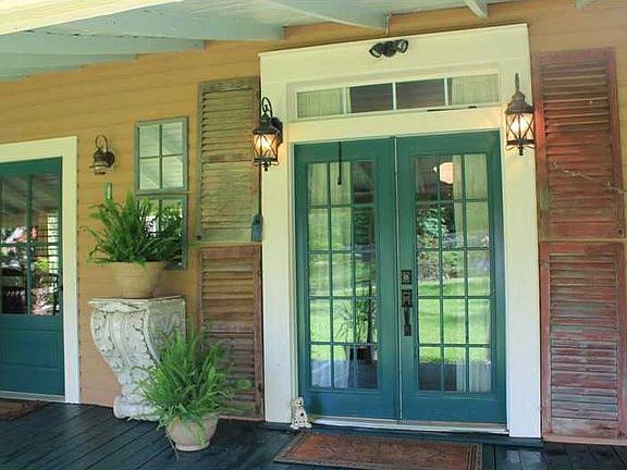 Entry to foyer
