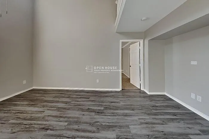4 bed, 2.5 bath, 2580 sqft, $2,475 — Photo 3