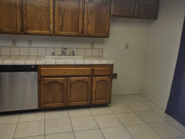 411 Tiffany Dr — Photo 3