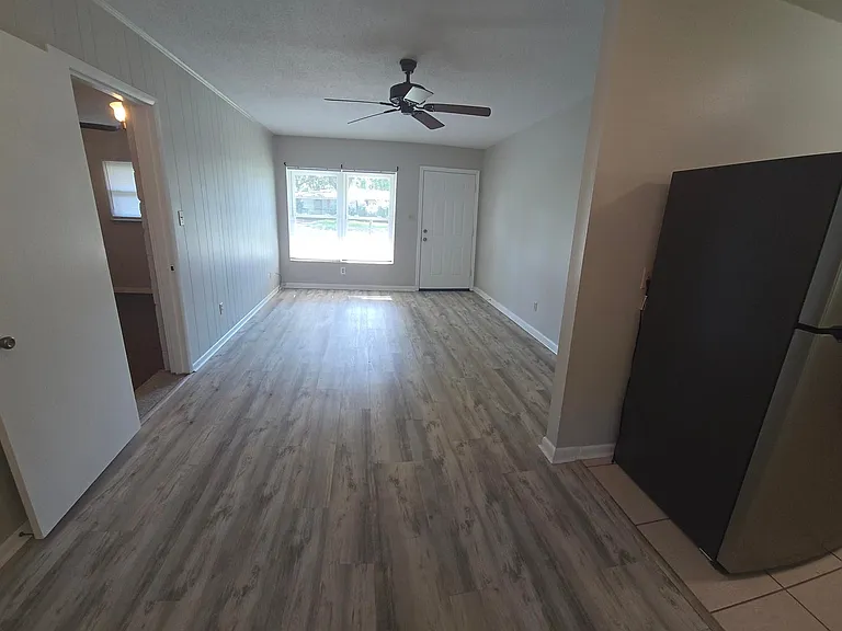712 Newport Dr — Photo 3