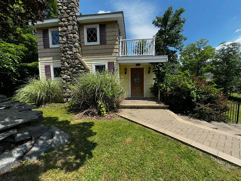 8 Lake Ave — Photo 1
