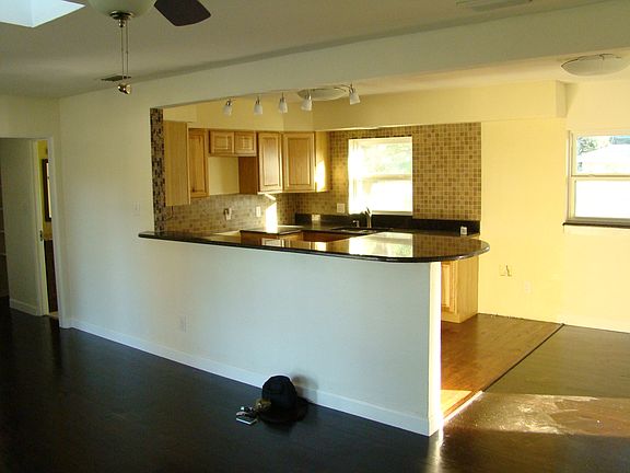 3rd image of 918 Baltimore Dr