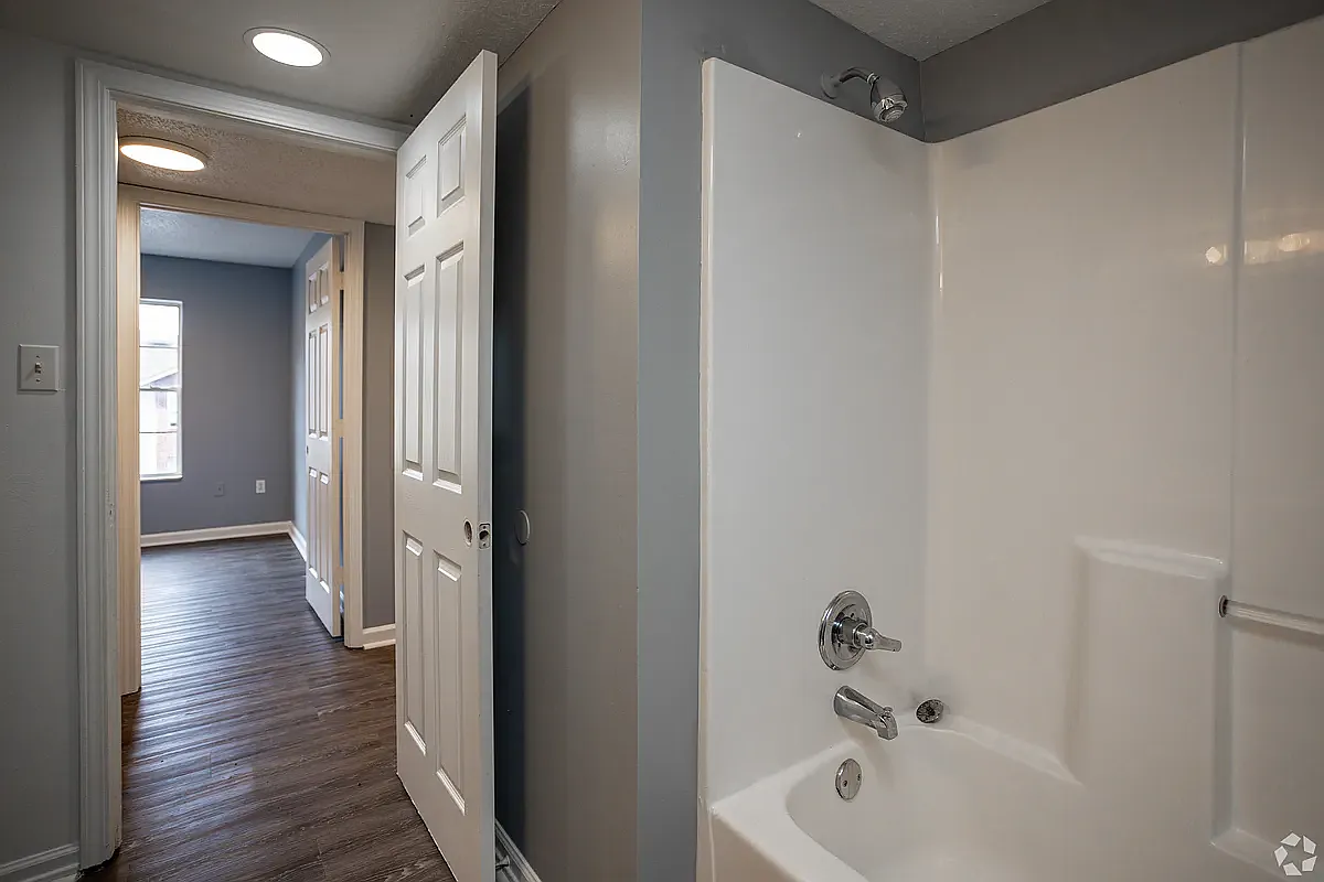 Summercrest Apartments — Photo 4