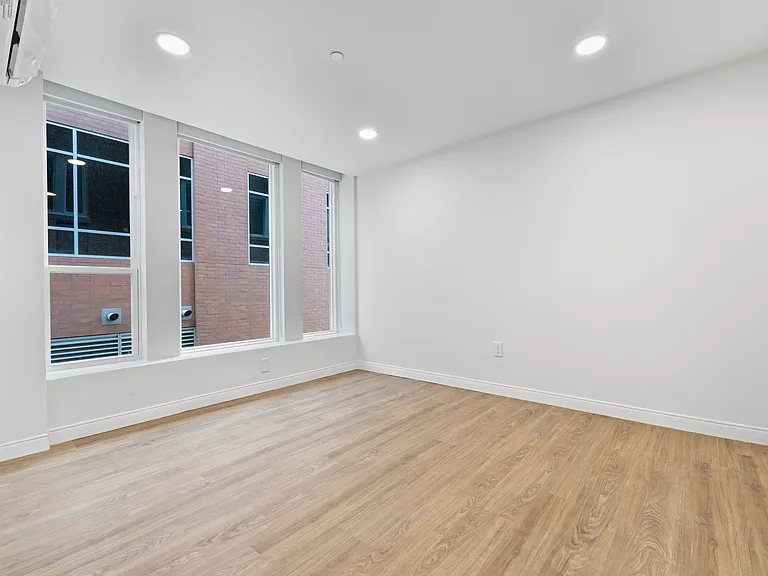 Hamilton Apartments — Photo 35