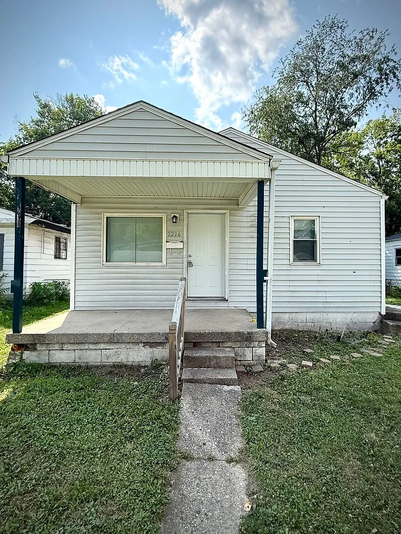 Spacious 3 Bedroom, 1 Bath Home with Basement & Large Backyard — Photo 3