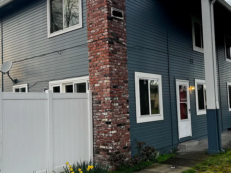 Poplar Dr — Photo 1