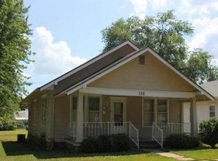 238 E 3rd Ave, Garnett, KS 66032