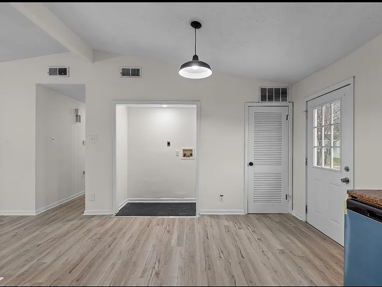 1950 Thunderbird Ave — Photo 10