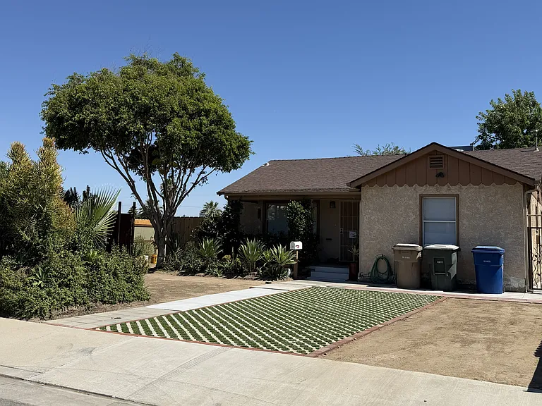 901 Castaic Ave — Photo 2