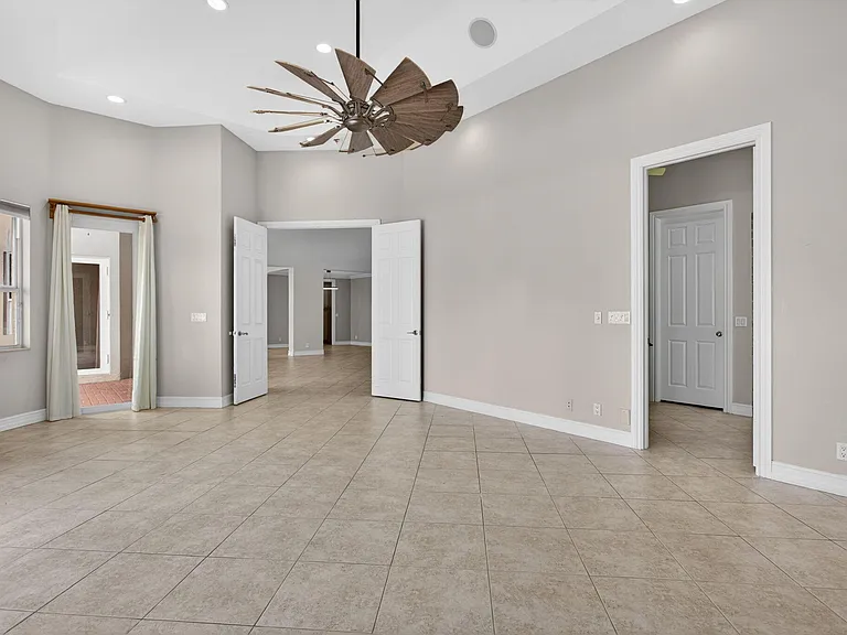 4901 NE 29th Ave — Photo 32