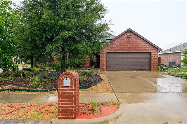 1st image of 916 Jeffrey Dr