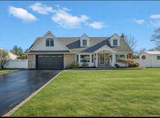 19 Radburn Dr, Commack, NY 11725