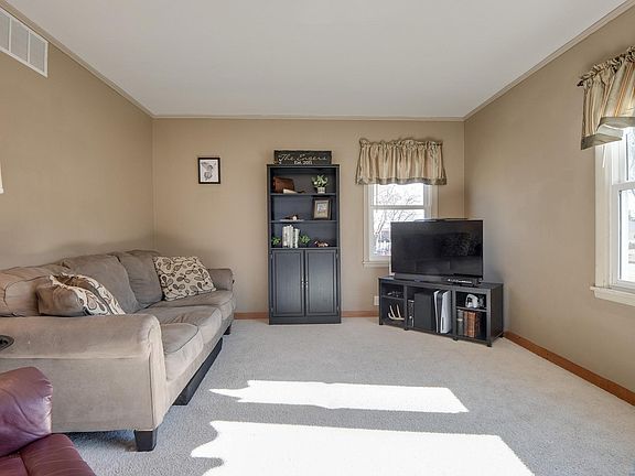 3rd image of 409 2nd St SE