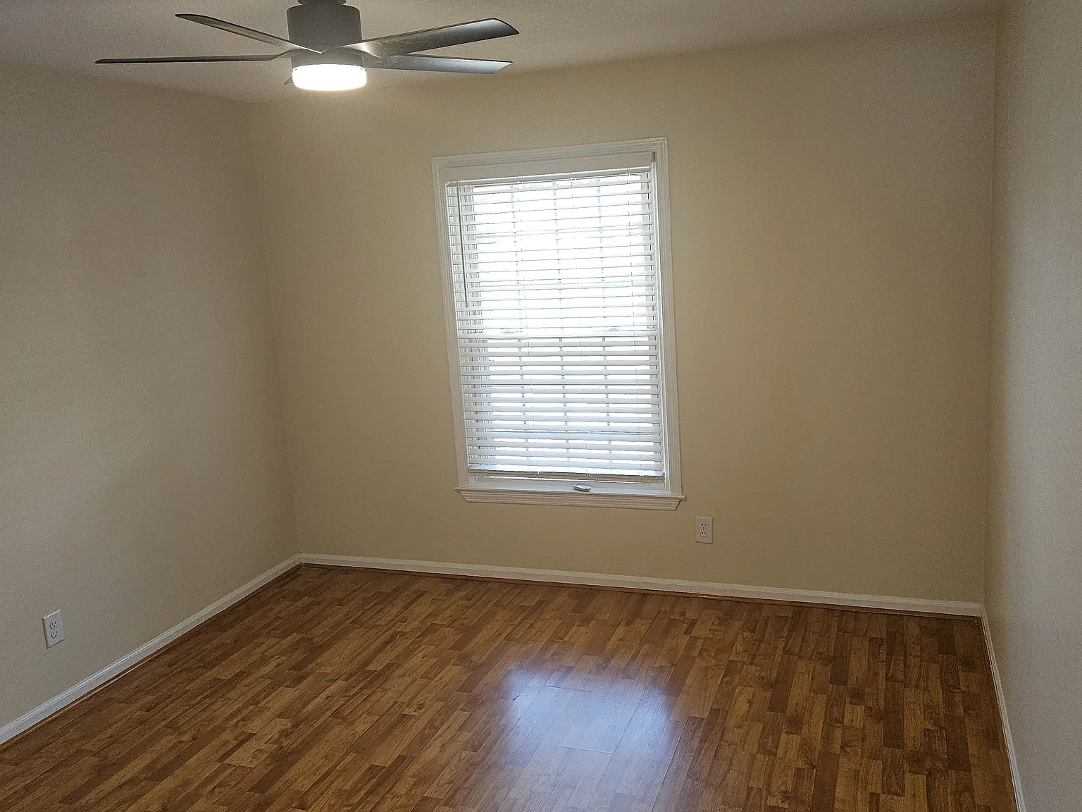 2 bed, 1.5 bath, 190 sqft, $1,300 — Photo 3
