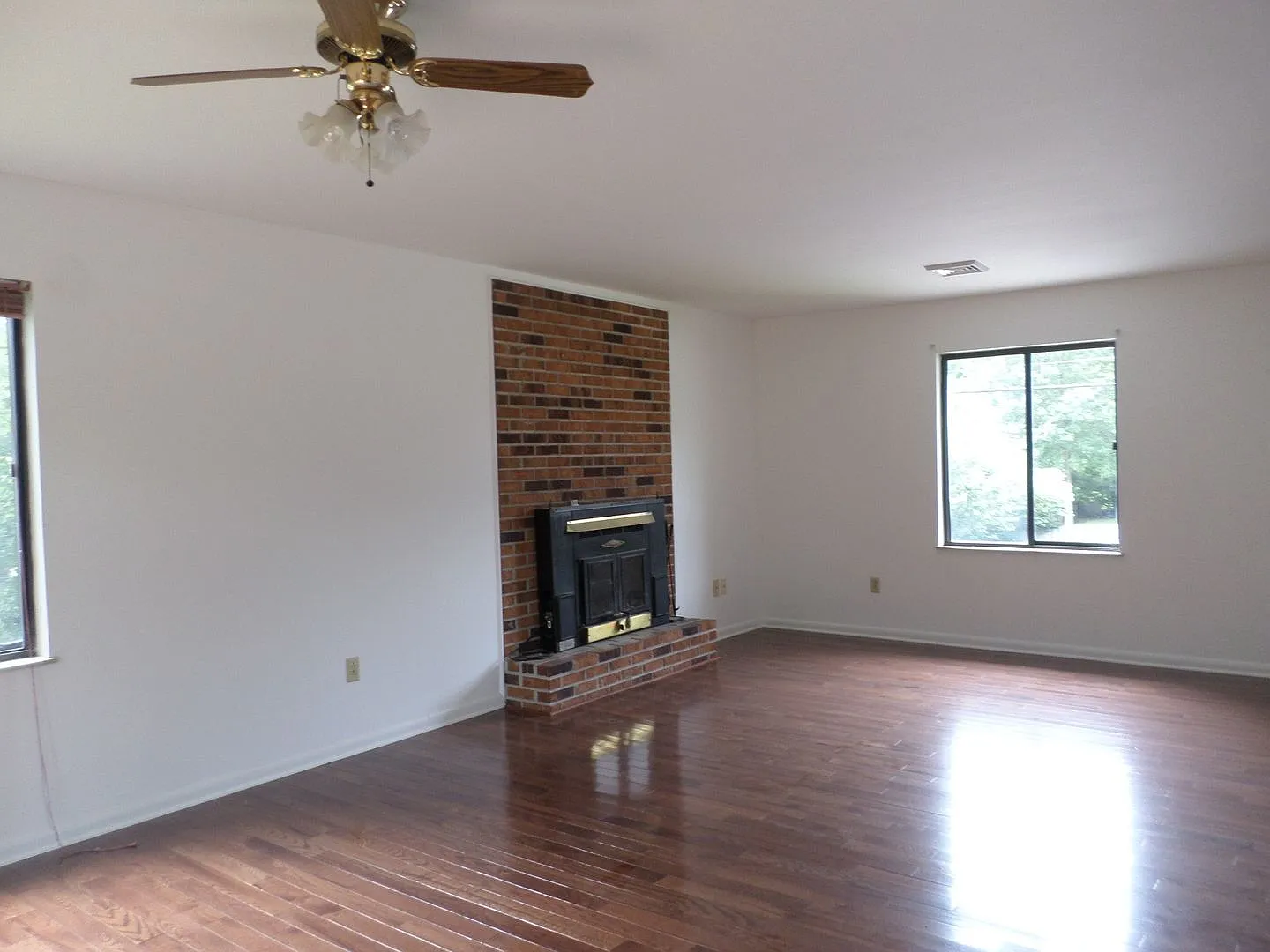 4 Bedroom 3 Bath House with 1 Car Garage — Photo 4