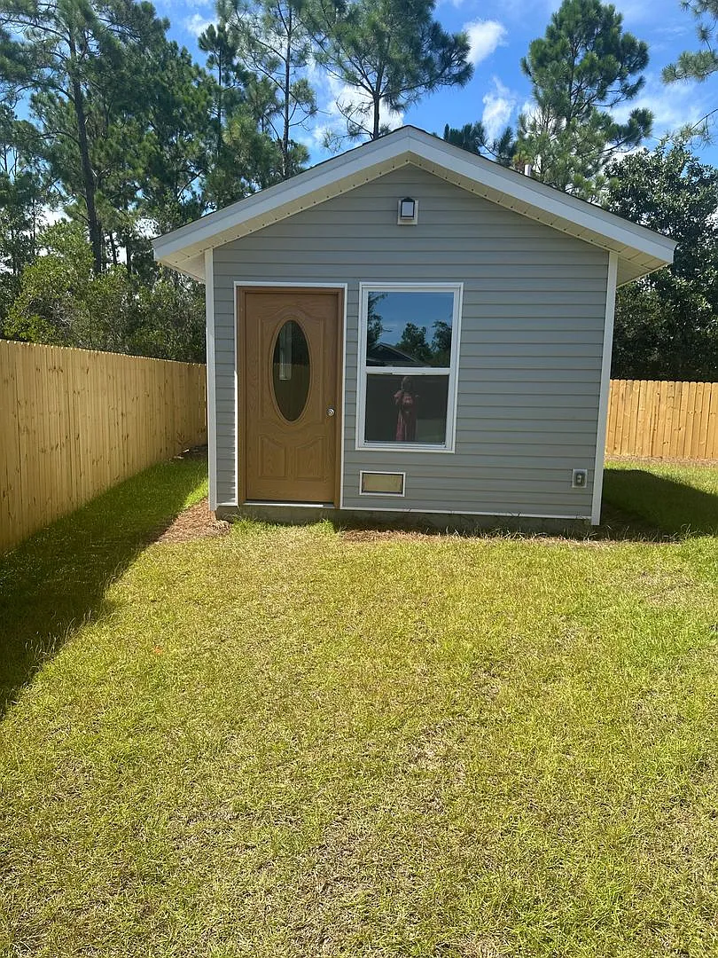Studio Apartment — Photo 1