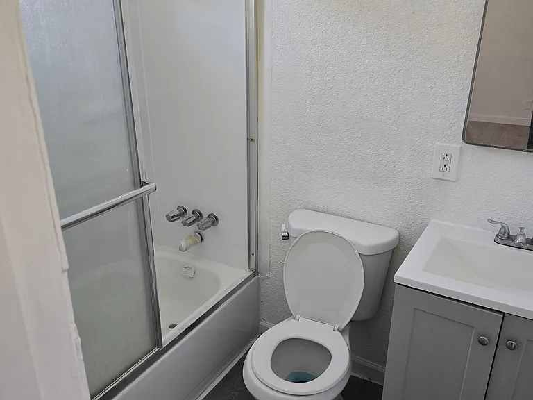 2546 Traction Ave #7 — Photo 5