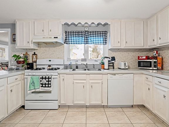 5th image of 64 Christopher Cir