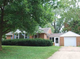 2220 Glendale Dr, Pekin, IL 61554