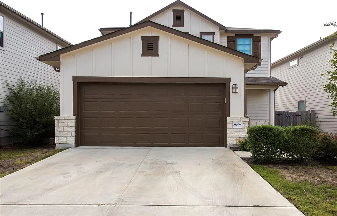 4 bed, 2.5 bath, 2002 sqft, $2,295 — Photo 2