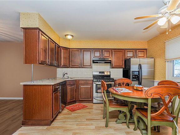 3rd image of 68 Carlyle Grn