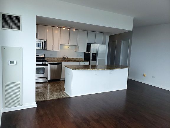 4th image of 33 W Ontario St APT 44EN
