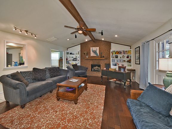 3rd image of 2201 Summer Oak Dr