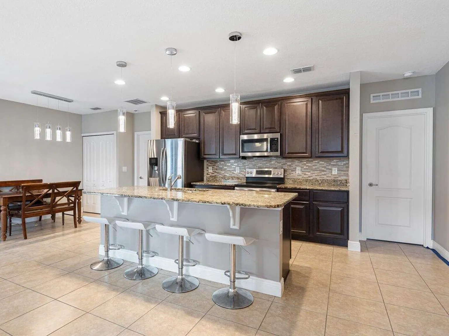3 bed, 2.0 bath, 1628 sqft, $2,950 — Photo 4