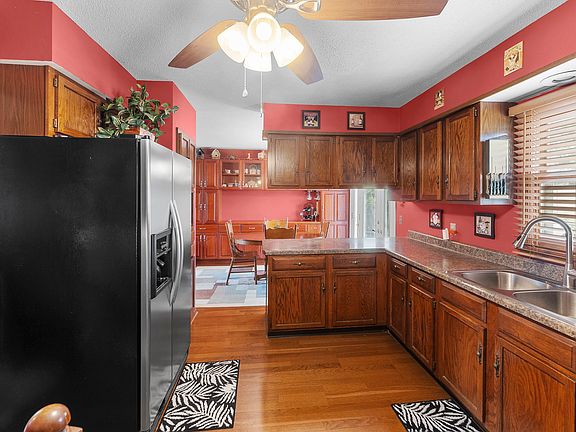 5th image of 4725 Davis St