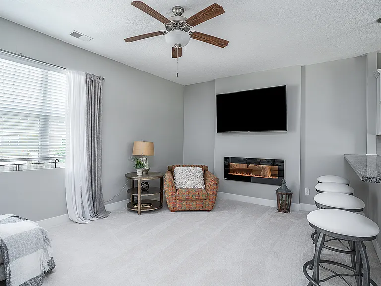 710 Cox Ct — Photo 2