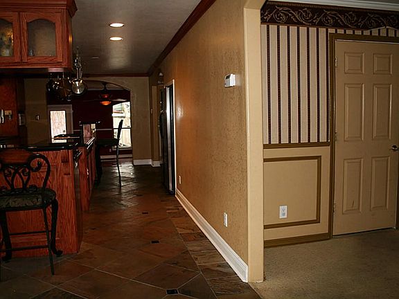  Slate & wood floors greet you at the entrance