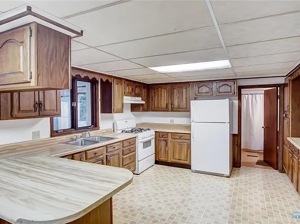 121 Leroy Ave, Bowling Green, OH 43402
