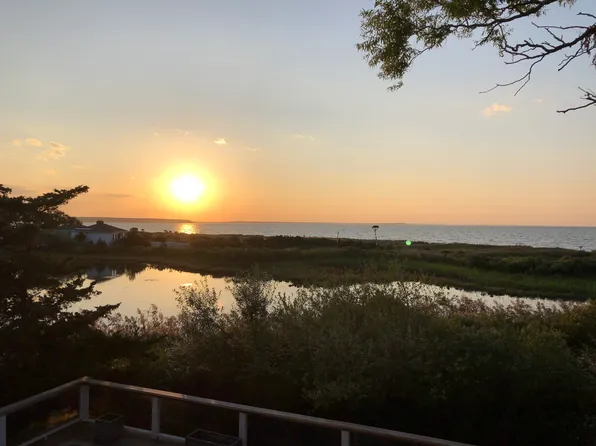 https://photos.zillowstatic.com/fp/d1b7f7f23225d5b3faf53ac8cca27b8c-p_e.webp