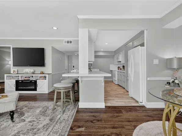 355 N Post Oak Ln APT 642, Houston, TX 77024