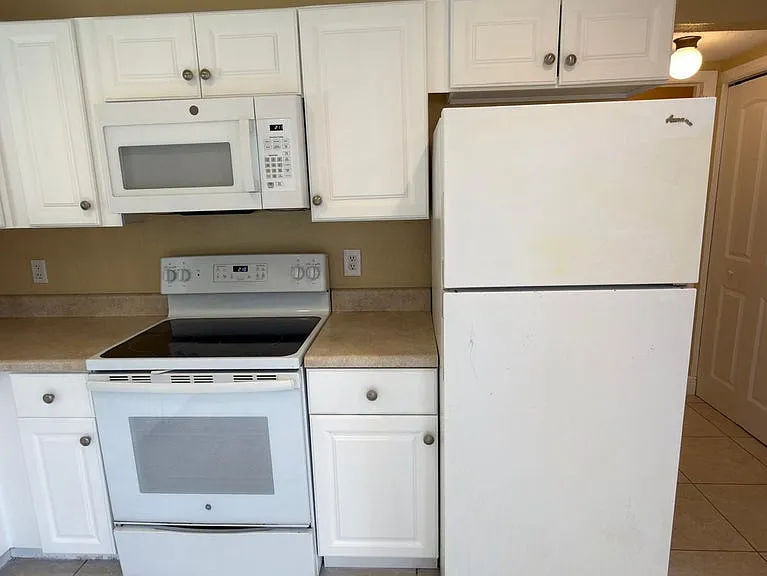 13769 Yarmouth Dr — Photo 16
