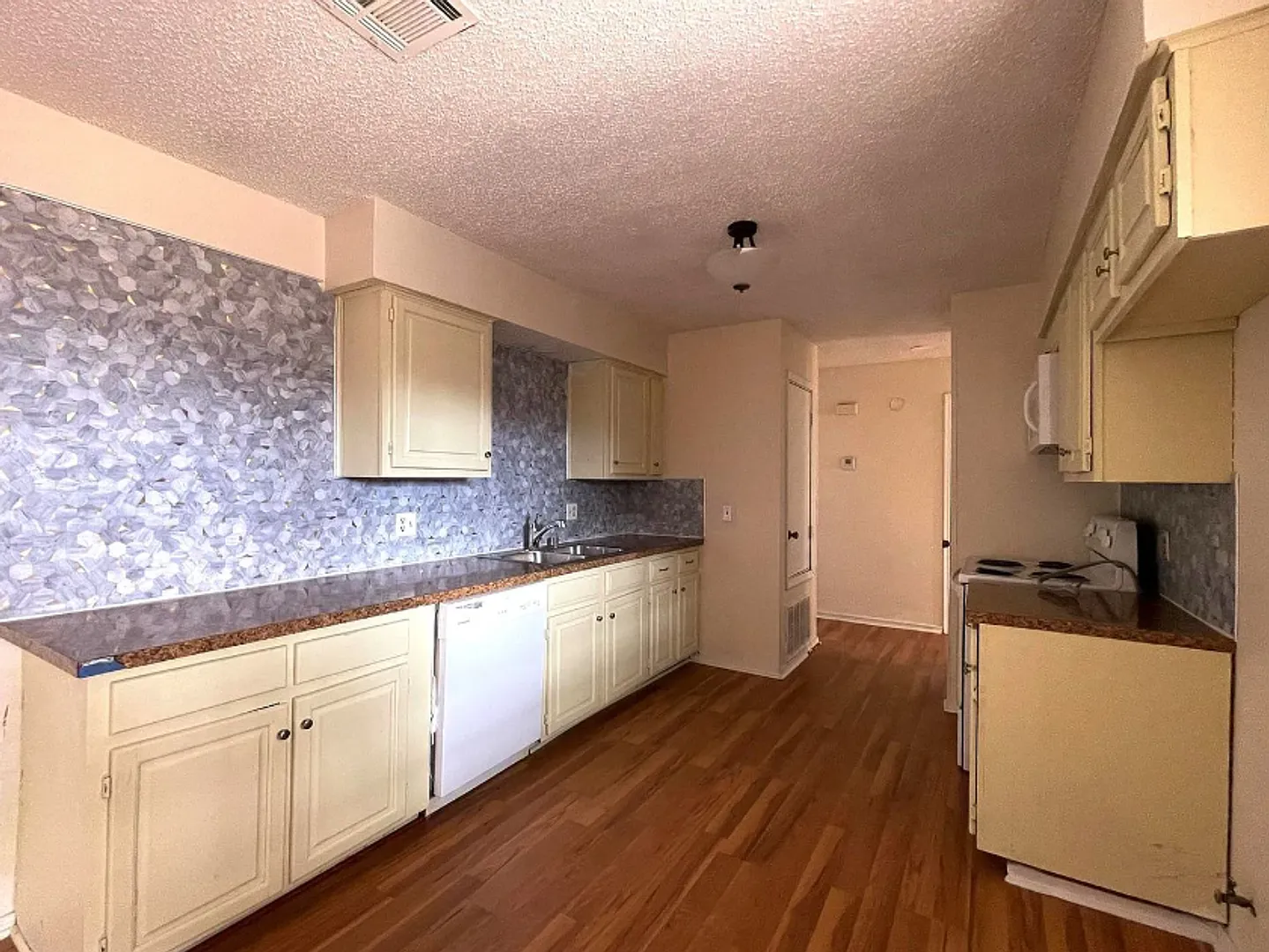 Charming 3-Bed / 2-Bath Duplex in the Heart of Midwest City! — Photo 4